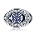 Abalorio de ojo turco en plata S925 con cristales azules y claros sobre fondo blanco - Estilo Ojo Turco (W-PAC1001)