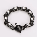 Dettaglio del bracciale punk a teschi con finitura argento vintage e chiusura a levetta - Nero Acciaio
