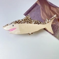 Pinza para el pelo de acetato con forma de tiburón, estampado leopardo beige y rosa - Tiburón Rayado