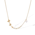 Makroaufnahme einer Goldkette mit mattierten Schmetterlingsanhängern und weißer Perle - Goldener Schmetterling Perle Stil (24332)