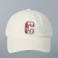 Détail de la broderie de lettre C à carreaux sur une casquette de baseball en coton - Blanc Cassé