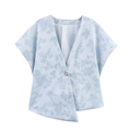 Lichtblauwe satijnen jacquard blouse met bloemen, V-hals en asymmetrische zoom - XS / Lichtblauw