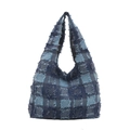 Grote blauwe denim patchwork hobo tas met gerafelde randen en ruime capaciteit - Geruit Blauw