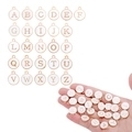 Detalle de 26 colgantes redondos de alfabeto en esmalte blanco con bordes dorados - Juego A-Z (26 Piezas) / Blanco