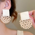 Détail du clou carré en résine et de la boucle d'oreille pendante en perles de bois - 26# Tige en argent - Carré beige anneau perles bois