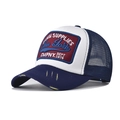 Detail van 3D geborduurde New York-patch en gele distressed mesh op de trucker pet - Verstelbaar / Marineblauw