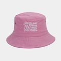 Dettaglio del cappello a secchiello rosa in cotone con ricami bianchi e occhielli in metallo - Taglia unica / Rosa
