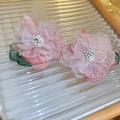 Boucles d'oreilles élégantes en argent 925 avec fleurs en tissu rose et feuilles vertes - Clous d'oreilles fleur en dentelle / Rose (Tige de boucle d'oreille en argent)