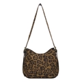 Elegante borsa a spalla leopardata in tessuto marrone con dettagli metallici dorati su sfondo bianco - Stampa leopardata marrone