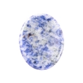 Pierre de pouce ovale en sodalite polie avec motif marbré bleu et blanc sur fond blanc - Pierre à Points Bleus / 45*35*8mm