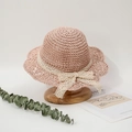 Dettaglio cappello di paglia rosa all'uncinetto con nastro in pizzo e trama traforata - 50-52CM / Rosa