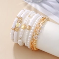 Boheemse meerlaagse armbandenset van witte klei en parels met gouden smiley-bedels - 6-7-delige Set - Mix van Polymeerklei Parel Metalen Ketting / Wit Goud Gelaagde Armband Set