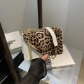 Elegante borsa a tracolla leopardata e bianca con catena dorata tenuta a mano - Bianco