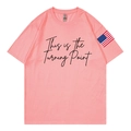 Dettaglio della t-shirt rosa corallo con scritta nera e patch della bandiera USA sulla manica - S / Rosa Chiaro
