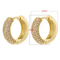 Dettaglio di orecchini a cerchio in oro 18k con pavé di zirconi e misure di 19 mm x 18 mm - VE1460 (18mmx19mm) / Oro