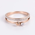 Dettaglio dell'anello doppio in oro rosa con zirconi lucidi e castone a quattro griffe - US 6 / Oro rosa