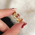 Anello aperto con lettera H placcato oro con pietre di zircone su morbido fondo bianco - Anello Aperto Lettera H / Oro con Rosso