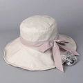 Detail van zomerse zonnehoed met gestreepte strik en afneembaar winddicht kinbandje - M(56-58cm) / Beige