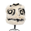 Détail d'un chapeau au crochet avec pois noirs et bordure épaisse en fausse fourrure blanche - Taille unique / Style de peluche à pois Noirs et Blancs (2)
