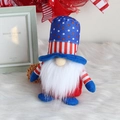 Gnomo patriottico del 4 luglio con cappello a stelle e strisce su sfondo bianco - Cappello Blu Corpo Rosso