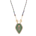 Detail eines schildförmigen Hamsa-Anhängers mit grüner Emaille und lila Steinbesatz auf Goldkette - Grüne Halskette