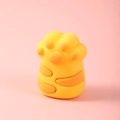 Jouet anti-stress mignon en forme de patte de chat jaune avec coussinets orange sur fond rose - Jaune