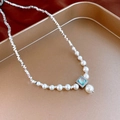 Détail du collier de perles plaqué or 18 carats avec gemme bleu clair et pendentif - Collier Argent Fragment Pierre De Lune Zircon Perle