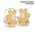 Detailansicht der Ginkgoblatt-Ohrringe mit Perlen und gebürsteter Metallstruktur - Blumenperle Eingelegt (3210) / 05 Gold 3210