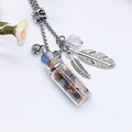 Collar de acero de titanio con colgante de frasco de cristal, piedras de colores y plumas - Arcoíris