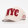 Cappellino retrò crema con ricamo NYC rosso e visiera con dettagli usurati - Bianco Sporco