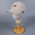 Détail de la broderie hello sur casquette de baseball en coton lavé beige à visière - M (56-58cm) / Beige