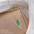 Vue détaillée du pendentif feuille dorée avec gemme marquise verte et cristaux - Pendentif Feuille Vert Émeraude (F244)