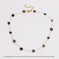 Dettaglio della collana a catena dorata con pietre naturali e piccole perle bianche - Collana