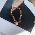 Detalle de pulsera de cadena bañada en oro de 18k con eslabones rectangulares y perla - Oro (Chapado En Oro Real)