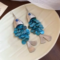 Detalle de pendientes en forma de pez con escamas de nácar azul en plato cerámico - Estilo Forma de Pez / Plata-Azul