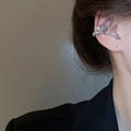 Detail van zilveren oormanchet met slangenschubben en zirkonia's gedragen op het oor - Oorclip-Zilver (Rechteroor Enkel)