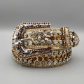 Macro-opname van gegraveerde gesp en amberkleurige strasstenen op gouden glitterriem - Glitter Goud Geel-Witte Steentjes