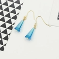 Elegantes pendientes dorados con conos de cristal azul cielo y colgantes - Estilo de colgante de cristal tallado facetado con cono azul mar / Aguamarina