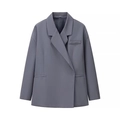Dettaglio blazer grigio da donna con risvolto e spalline in una foto piatta - S / Grigio