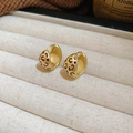 Vue détaillée des boucles d'oreilles dorées en forme de C avec motif léopard en émail - Créoles-Or