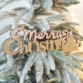 Insegna in legno dorato Merry Christmas appesa a un albero innevato per le vacanze - Targa con Lettere Glitterate Naturali