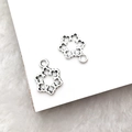 Vue macro détaillée de deux breloques flocon de neige argentées pour bijoux DIY et artisanat - Flocon de Neige Argent Antique 15x16mm (14027)
