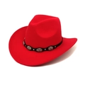 Dettaglio cappello cowboy in feltro rosso con fascia nera e borchie in metallo argento - M(56-58cm) / Rosso