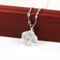 Detail van de bloemhanger in wit schelpmateriaal met kristallen hart en zilveren ketting - Zilver