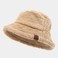 Detalle de gorro de pescador de felpa con parche de cuero marrón y logo de copo de nieve - Talla única / Caqui