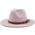 Detail eines rosa Wollfilzhuts mit braunem Lederband und goldener Schnalle für Damen - Rosa