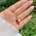 Collana placcata oro 18K con ciondoli a forma di tacco rosso, rossetto e borsa chic - Rossetto Tacchi Alti E Borsa