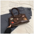 Detail einer großen braunen Leder-Tragetasche mit Vintage-Patches und passender kleiner Tasche - Ohne Anhänger / Braun