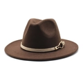 Détail d'un chapeau fedora en laine marron foncé avec bande en cuir beige et boucle dorée - Café Foncé