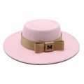 Dettaglio del cappello boater in lana rosa con nastro dorato e fiocco con lettera M - M (56-58cm) / Rosa
